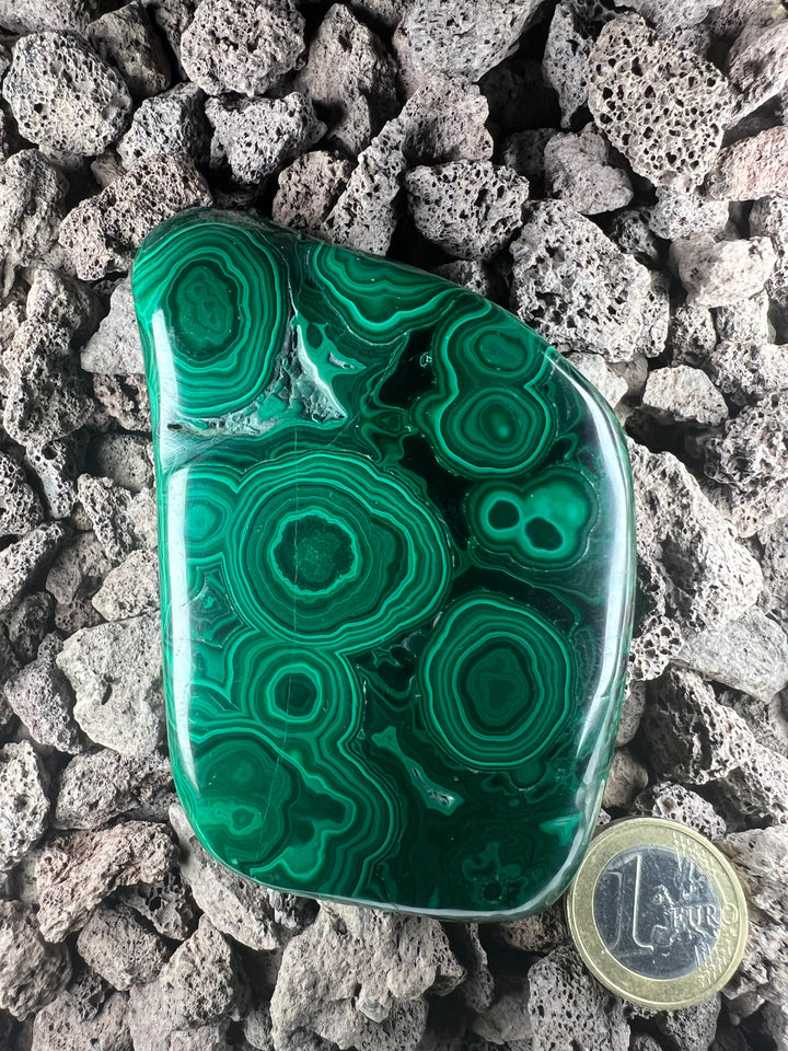 Dein Stein-Freund: "Mala" – Hüterin der Wandlung & Herzkraft Malachit (poliert mit Kratzer)| Einzelstück | ca. 233g | ca. 9cm