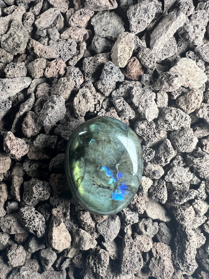 Dein Stein-Freund: "Labra" – Hüter des Lichts und Spiegel deiner Seele Labradorit | Einzelstück | 83g | ca. 5 cm