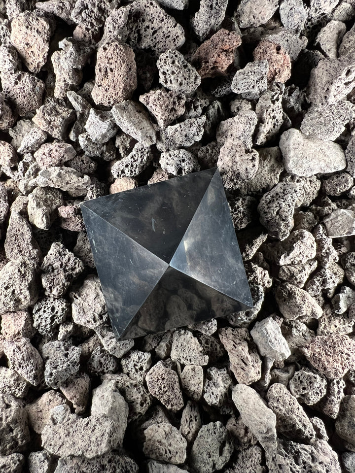 Dein Stein-Freund: 

“Schorsch” – Wächter der Reinigung und energetischen Klarheit

Schungit (Pyramide) | Einzelstück | ca. 5 cm, ca. 84g