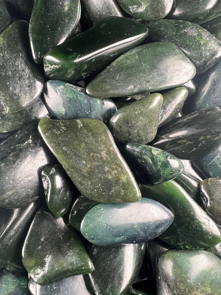 Jade (Nephrit) Trommelstein – Harmonie, Schutz & innere Weisheit  A Qualität | ca. 20–40 mm | 10–25 g | Handverlesen & poliert