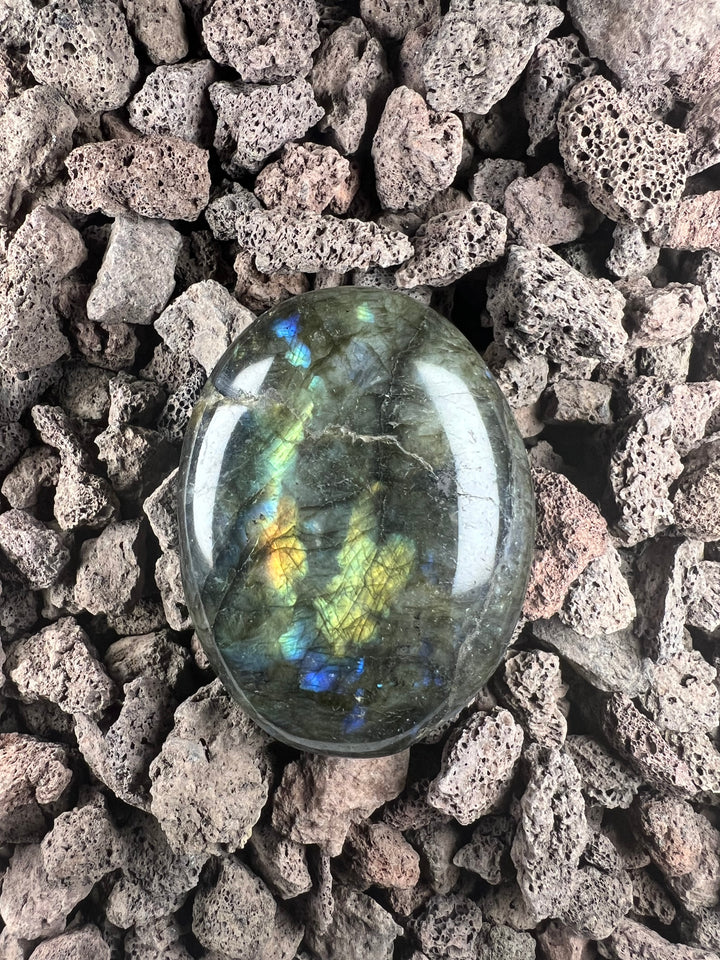 Dein Stein-Freund: "Lumo" – Lichtbringer für Intuition und Wandlung Labradorit | Einzelstück | ca. 106g | 6cm