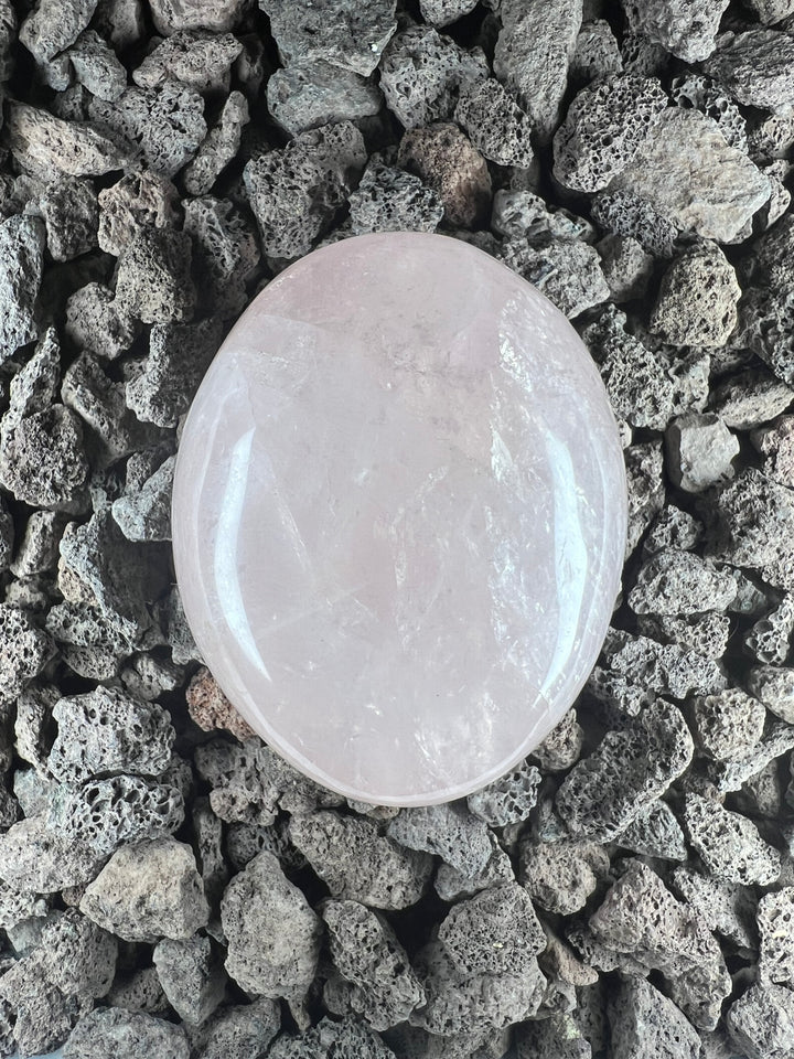Dein Stein-Freund: "Rosi" – Hüterin der Liebe und sanften Herzheilung Rosenquarz | Einzelstück | ca. 247g | 7 cm