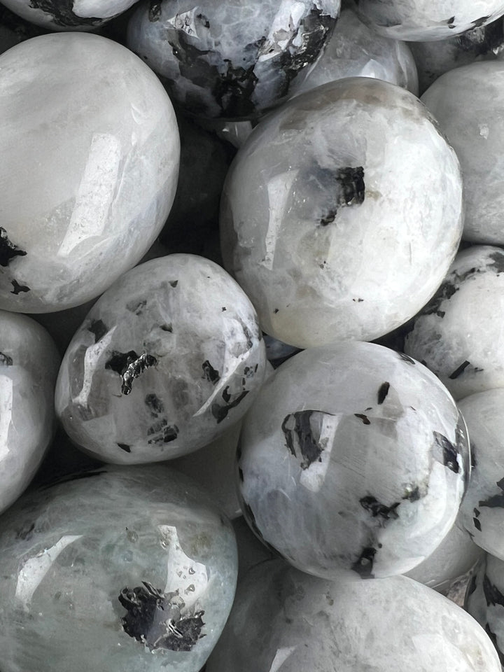 Mondstein Weiß Trommelstein – Intuition, Weiblichkeit & sanfte Mondenergie  A+ Qualität | ca. 20–35 mm | 15–30 g | Handverlesen & poliert