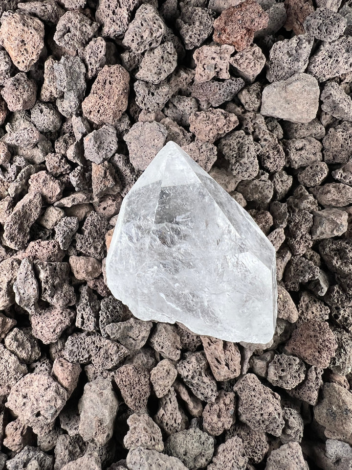 Dein Stein-Freund: "Borg" – Träger lemurischer Weisheit und kosmischer Erinnerung Lemurischer Bergkristall | Einzelstück unbehandelt | ca. 140g | 5cm