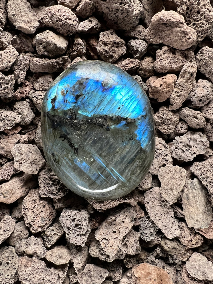 Dein Stein-Freund: "Labra" – Hüter des Lichts und Spiegel deiner Seele Labradorit | Einzelstück | ca. 99g | 6 cm