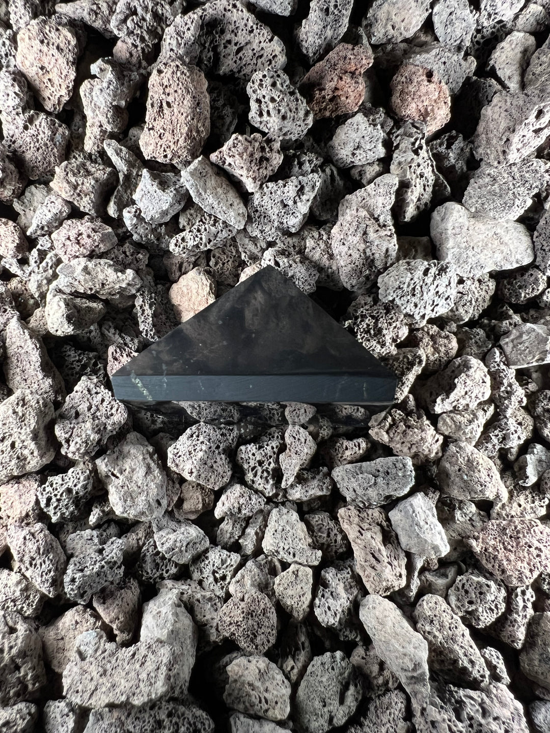 Dein Stein-Freund: 

“Schorsch” – Wächter der Reinigung und energetischen Klarheit

Schungit (Pyramide) | Einzelstück | ca. 5 cm, ca. 84g