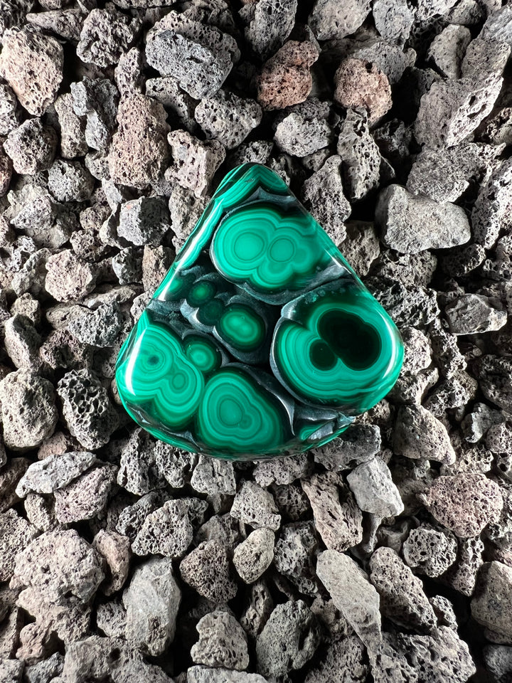Dein Stein-Freund: "Mala" – Hüterin der Wandlung & Herzkraft Malachit (poliert) | Einzelstück | ca. 160g | 6cm