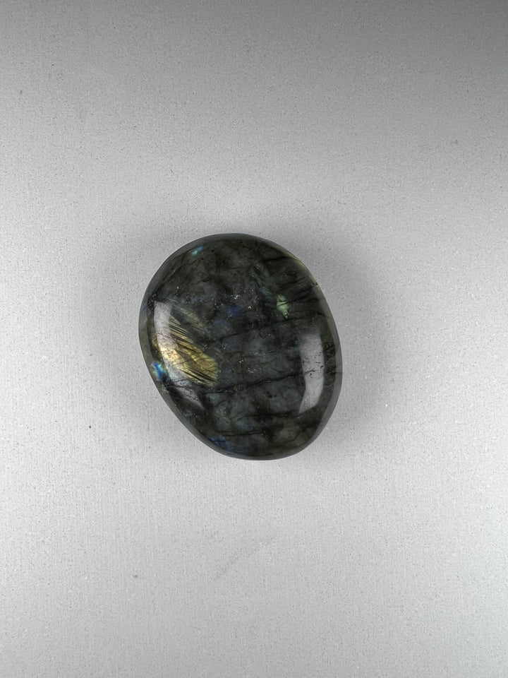 Dein Stein-Freund: "Lumo" – Lichtbringer für Intuition und Wandlung Labradorit | Einzelstück | ca. 77g | 4 cm