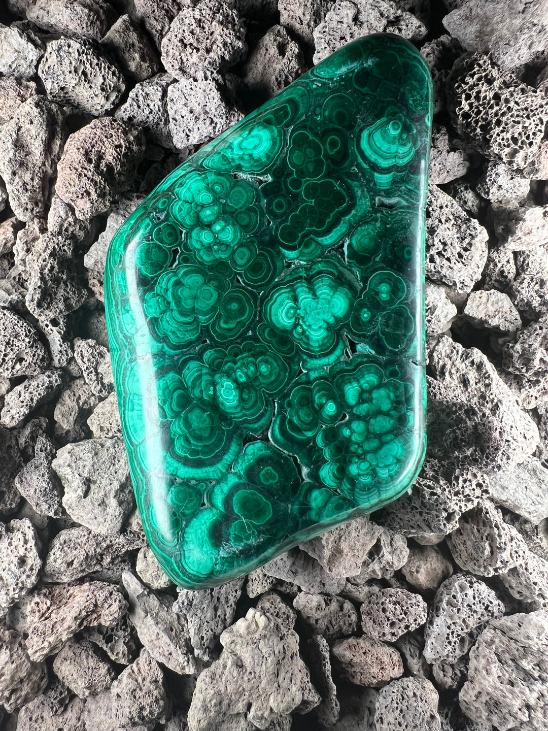 Dein Stein-Freund: "Mala" – Hüterin der Wandlung & Herzkraft Malachit (poliert mit Kratzer)| Einzelstück | ca. 233g | ca. 9cm