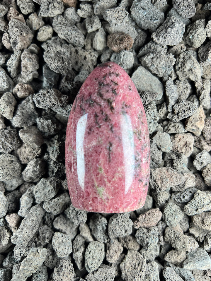 Dein Stein-Freund: “Rio” – Heiler des Herzens und Bringer von Vergebung  Rhodonit (geschliffen & poliert) | Einzelstück | ca. 246 g | 7 cm