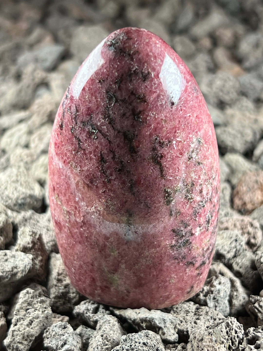 Dein Stein-Freund: “Rio” – Heiler des Herzens und Bringer von Vergebung  Rhodonit (geschliffen & poliert) | Einzelstück | ca. 246 g | 7 cm