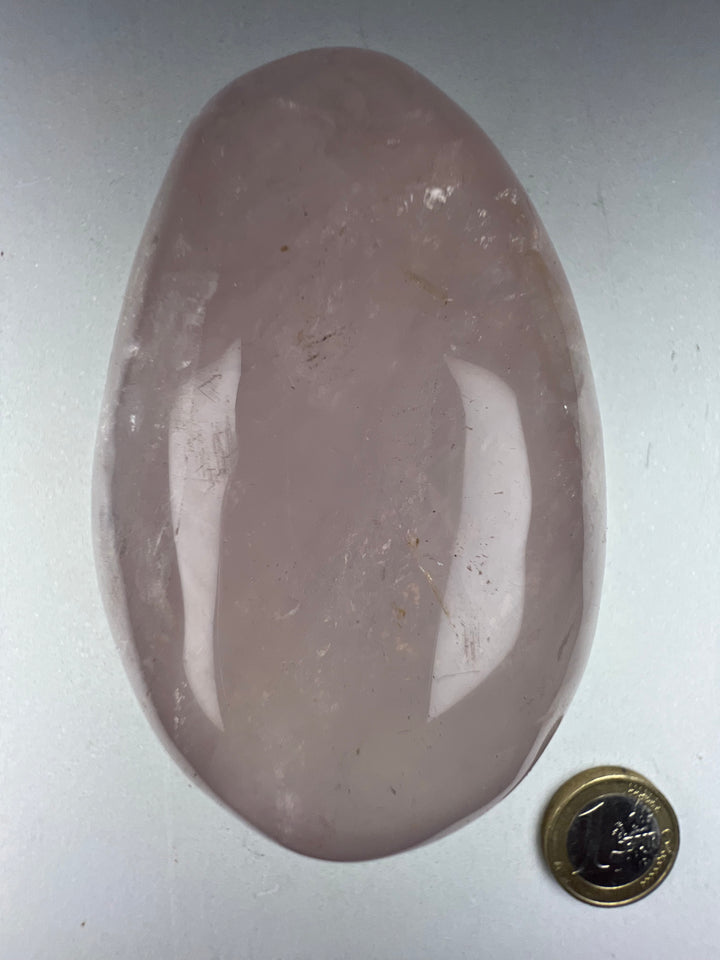 Dein Stein-Freund: "Rosi" – Hüterin der Liebe und sanften Herzheilung Rosenquarz | Einzelstück | ca. 226 g | 8 cm