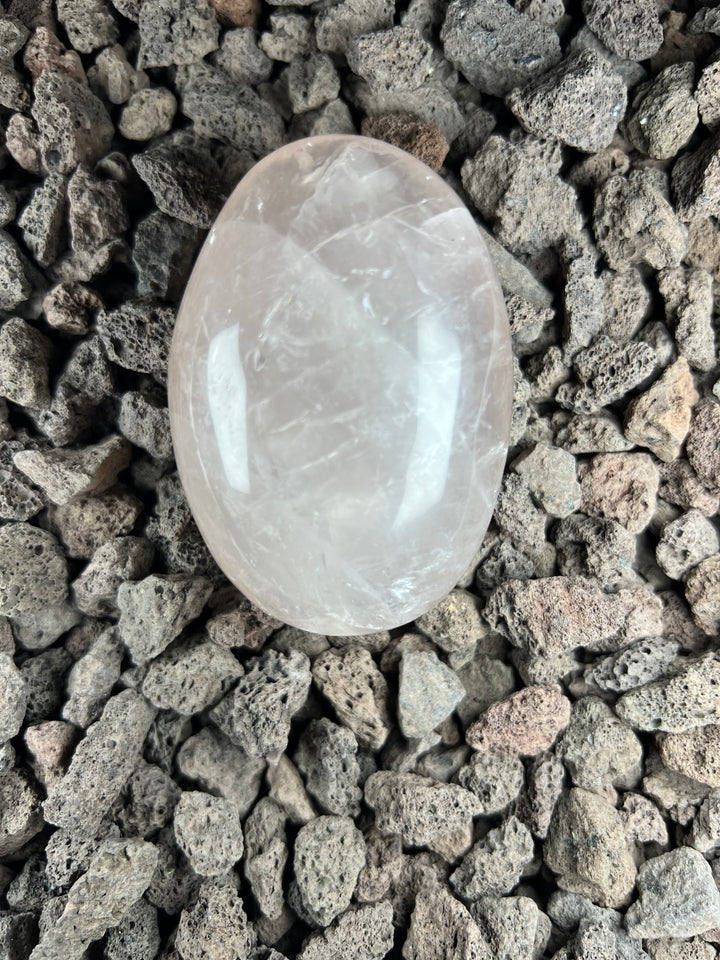 Dein Stein-Freund: "Rosi" – Hüterin der Liebe und sanften Herzheilung Rosenquarz | Einzelstück | ca. 200g | 7 cm