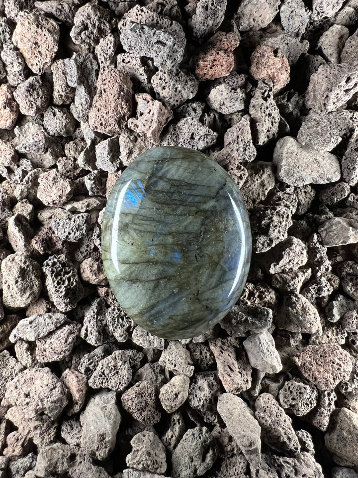 Dein Stein-Freund: "Labra" – Hüter des Lichts und Spiegel deiner Seele Labradorit | Einzelstück | ca. 98g | 6 cm
