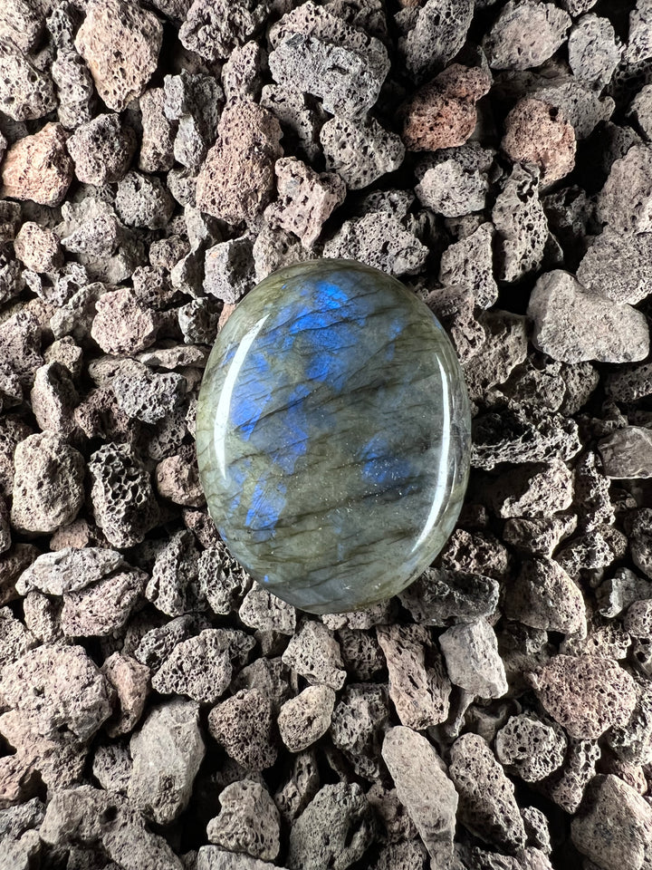 Dein Stein-Freund: "Labra" – Hüter des Lichts und Spiegel deiner Seele Labradorit | Einzelstück | ca. 98g | 6 cm