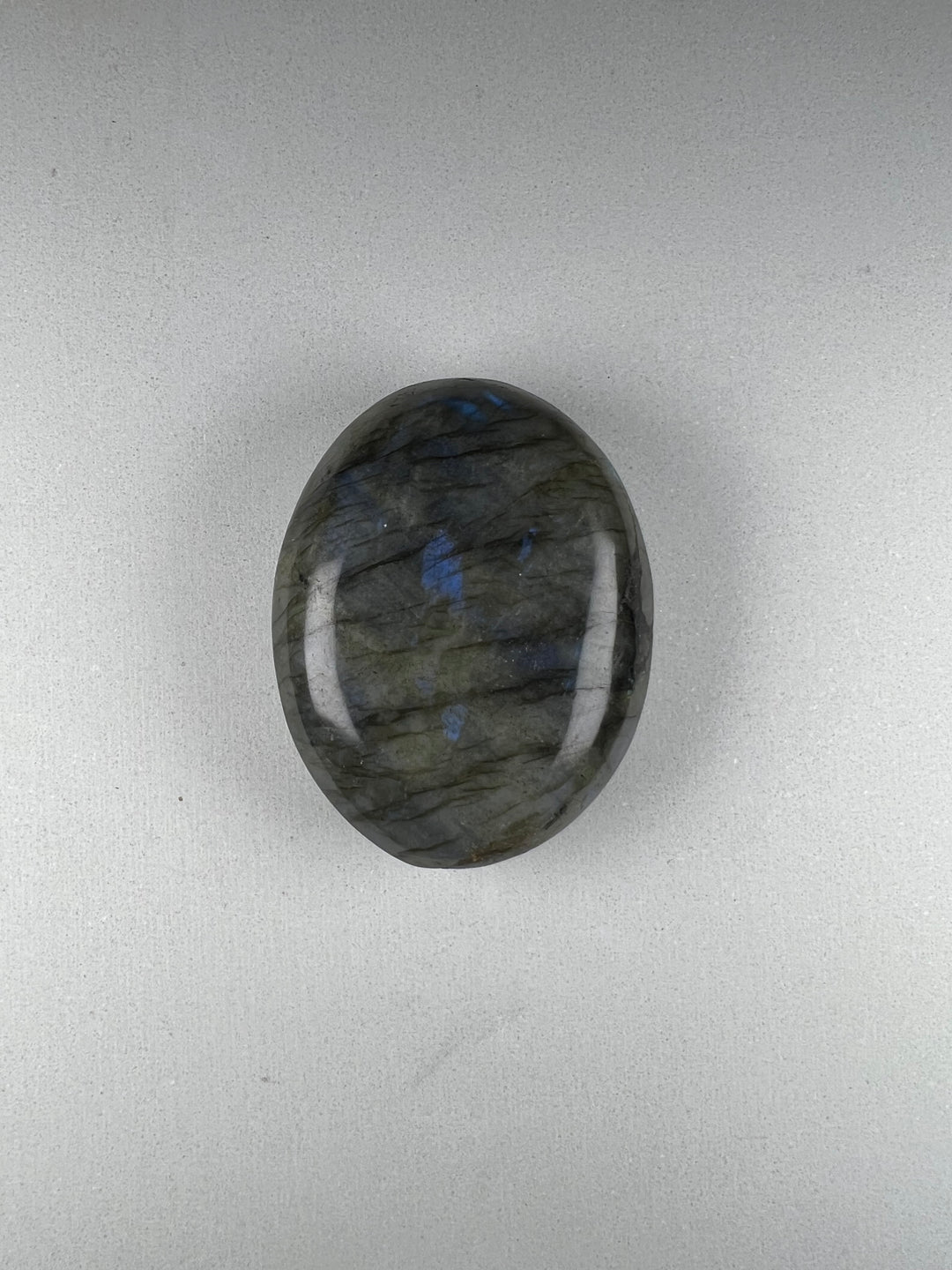 Dein Stein-Freund: "Labra" – Hüter des Lichts und Spiegel deiner Seele Labradorit | Einzelstück | ca. 98g | 6 cm