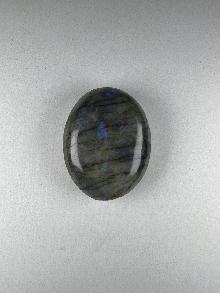 Dein Stein-Freund: "Labra" – Hüter des Lichts und Spiegel deiner Seele Labradorit | Einzelstück | ca. 98g | 6 cm